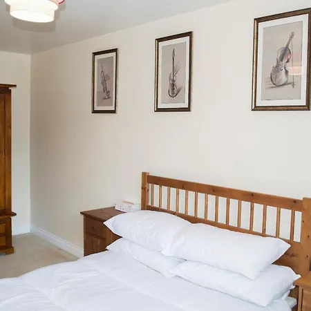 Apartment Bright 2 Bedroom Flat With Patio