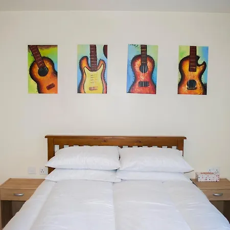 Bright 2 Bedroom Flat With Patio *