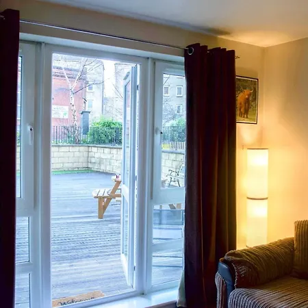 Apartment Bright 2 Bedroom Flat With Patio