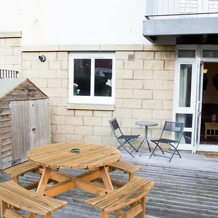 Bright 2 Bedroom Flat With Patio