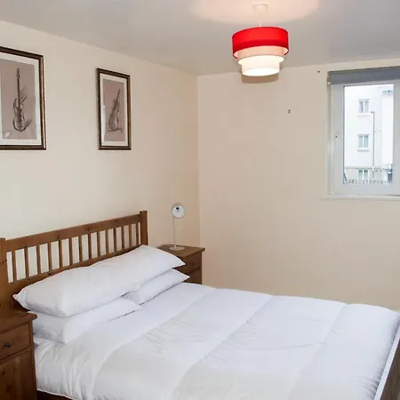 Bright 2 Bedroom Flat With Patio Apartment Edinburgh
