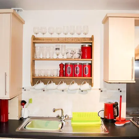 Bright 2 Bedroom Flat With Patio *
