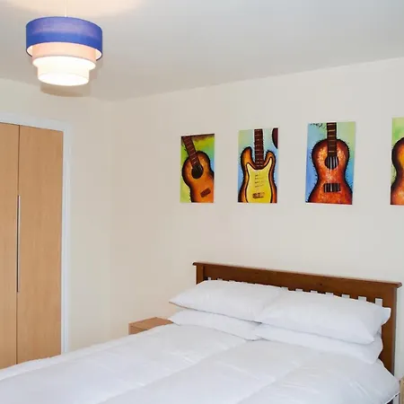 Bright 2 Bedroom Flat With Patio *