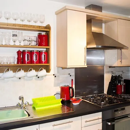 Bright 2 Bedroom Flat With Patio *