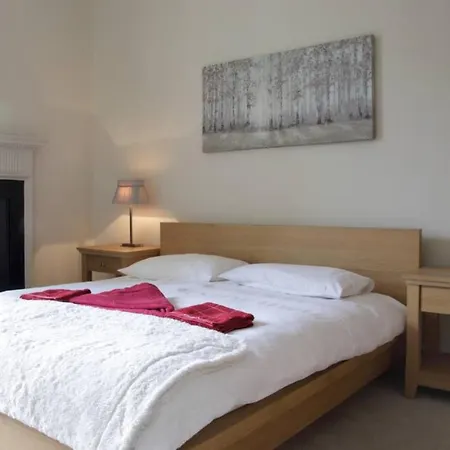 North Castle Street Flat With Views Over *