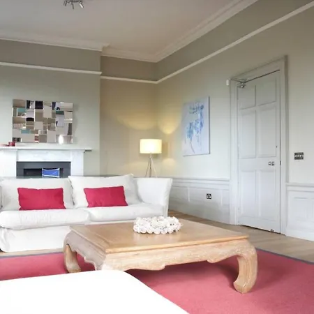 North Castle Street Flat With Views Over 公寓
