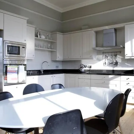 North Castle Street Flat With Views Over 公寓