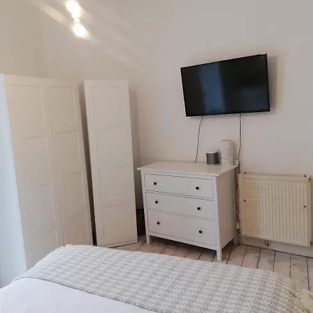 Beautiful And Spacious Flat In Morningside شقة إدنبرة
