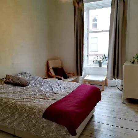Beautiful And Spacious Flat In Morningside إدنبرة