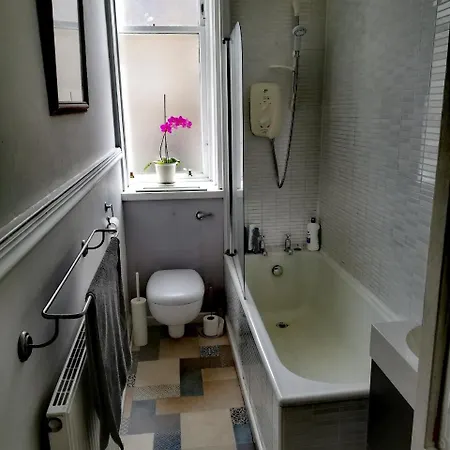 Beautiful And Spacious Flat In Morningside * إدنبرة