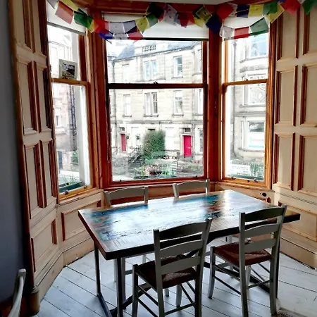 Beautiful And Spacious Flat In Morningside شقة