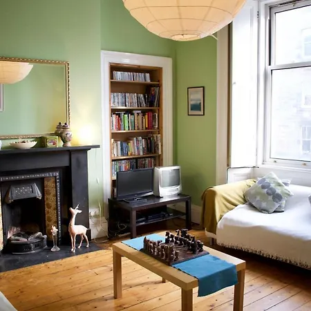 Traditional 3 Bedroom In Bruntsfield