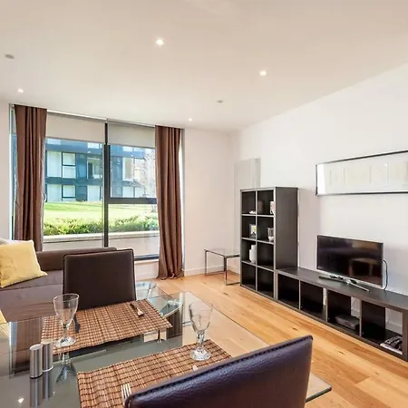 Best Location! - Ultra Modern Quartermile Apt דירה