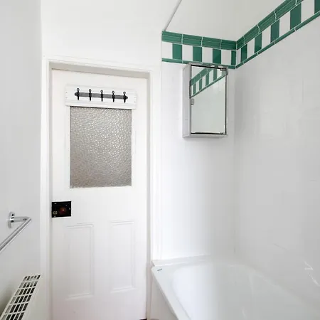 Bright & Charming One Bed In Morningside شقة