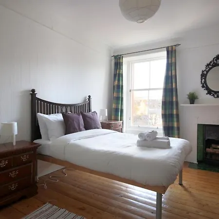 Bright & Charming One Bed In Morningside شقة *