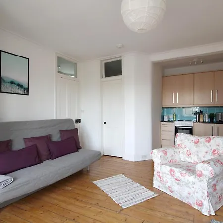 Bright & Charming One Bed In Morningside شقة إدنبرة