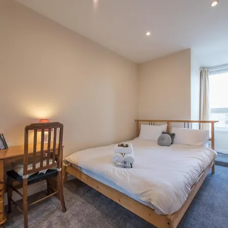Daire Comfortable City 2br Apt, Near Leith *