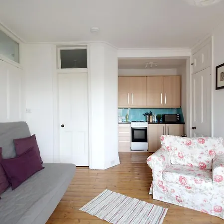 Bright & Charming One Bed In Morningside شقة