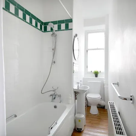 Bright & Charming One Bed In Morningside شقة