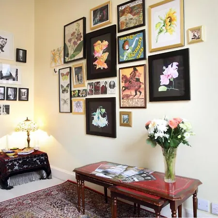 Artist's Flat Near Castle Apartment *