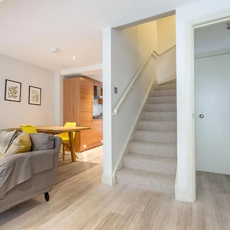 Northumberland Place - Gorgeous 3 Bed Mews House In Central Apartment