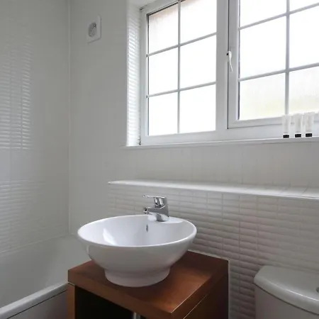 2 Bedroom Apt Walking Distance To Centre & Haymarket Apartment