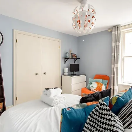 Northumberland Place - Gorgeous 3 Bed Mews House In Central *