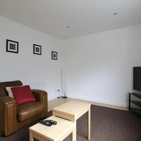 2 Bedroom Apt Walking Distance To Centre & Haymarket Apartment *