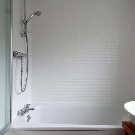 2 Bedroom Apt Walking Distance To Centre & Haymarket Apartment *