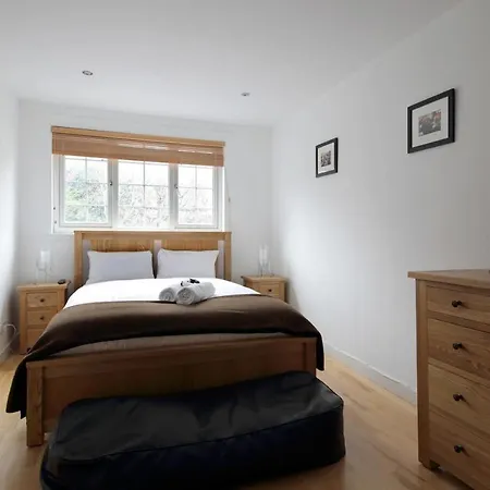 2 Bedroom Apt Walking Distance To Centre & Haymarket
