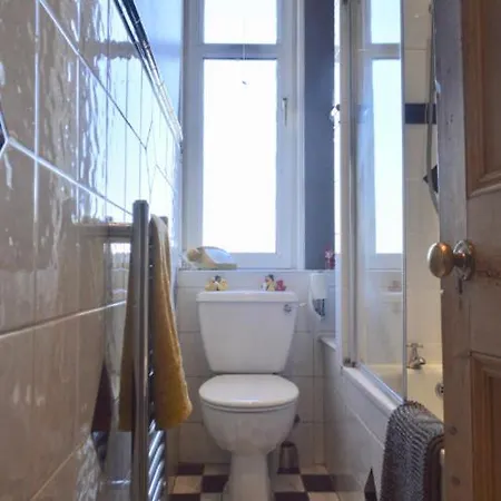 Refurbished 1br With City Views And Airport Links 公寓