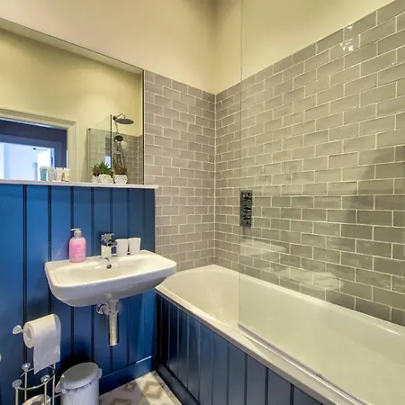 Lägenhet Guestready - Modern 5 Minutes Walk From Princes Street Edinburg