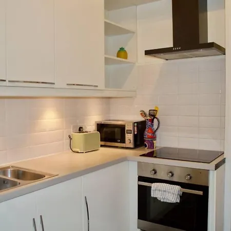 Colourful 1 Bedroom Flat Off Leith Walk *