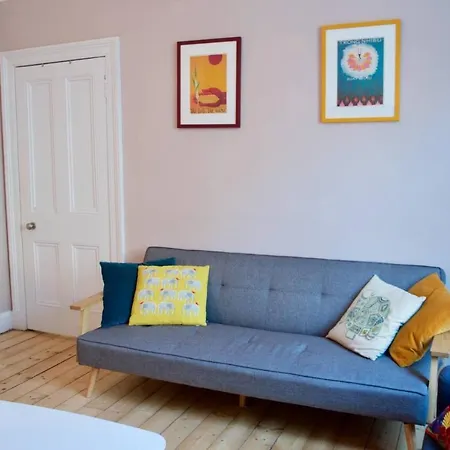 Colourful 1 Bedroom Flat Off Leith Walk * Edinburgh