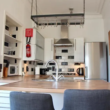Modern 2 Bedroom Flat In City Centre אדינבורו