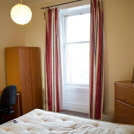 Traditional 2 Bedroom 公寓 *