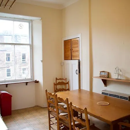 Traditional 2 Bedroom 公寓 *