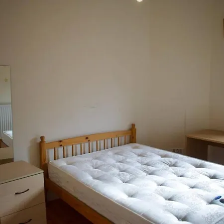 Traditional 2 Bedroom 公寓