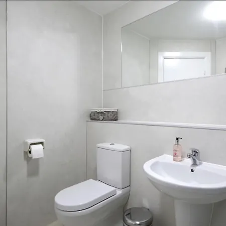 Apartament Bright And Homely 2 Bed With Parking *