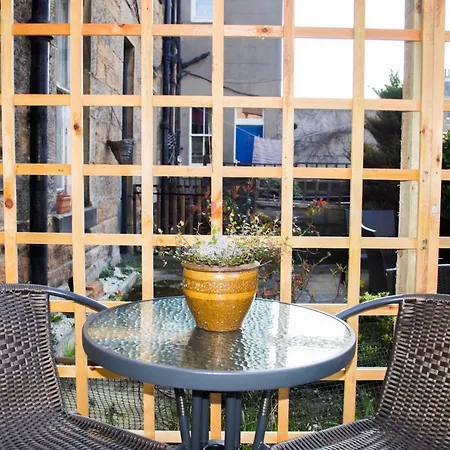 Bright Flat In With Private Garden
