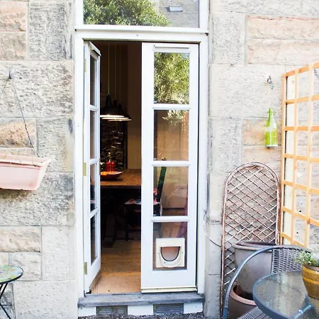 Bright Flat In With Private Garden Appartamento