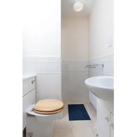 Apartment Quiet, Convenient With Nice View Of Arthur's Seat. *