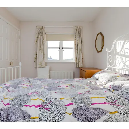 Quiet, Convenient With Nice View Of Arthur's Seat. Apartment