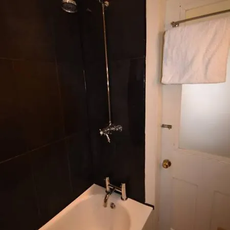 4 Bedroom Flat In City Centre Sleeps 8 *