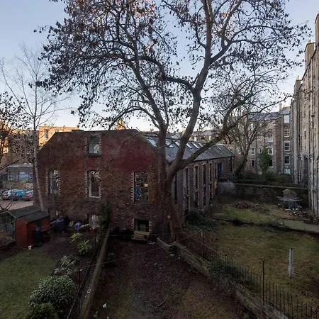 Cozy 2 Bedroom In The Heart Of With Gas Fireplace