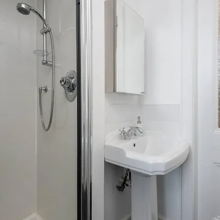 Cozy 2 Bedroom In The Heart Of With Gas Fireplace * Edinburgh