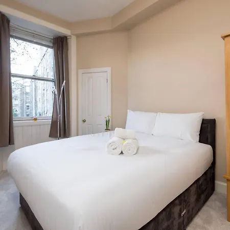Apartment Cozy 2 Bedroom In The Heart Of With Gas Fireplace *