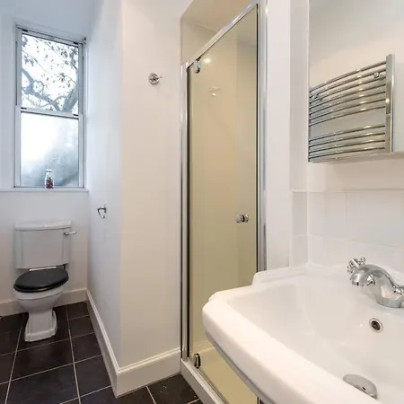 Cozy 2 Bedroom In The Heart Of With Gas Fireplace