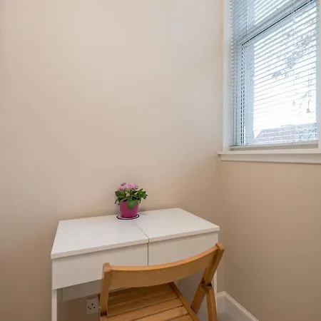 Cozy 2 Bedroom In The Heart Of With Gas Fireplace * Edinburgh