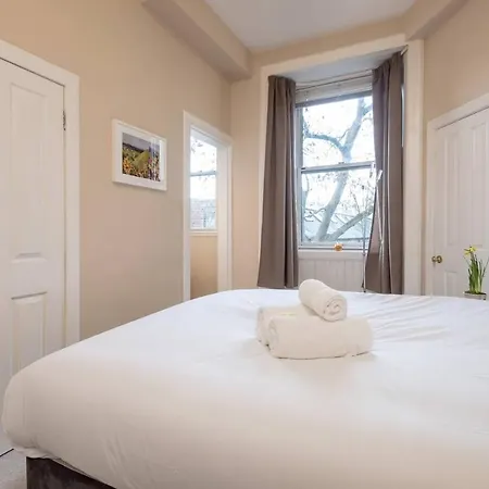 Cozy 2 Bedroom In The Heart Of With Gas Fireplace *
